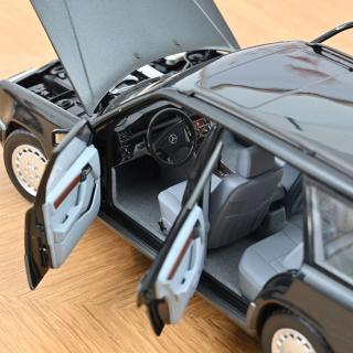 Mercedes-Benz 300 D T-Modell 1990 Blueblack metallic  Norev 1:18 Metallmodell 4 Türen, Motorhaube und Kofferraum zu öffnen!