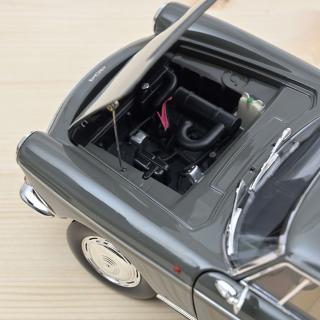 Peugeot 404 Coupé 1967 - Graphite Grey Norev 1:18 Metallmodell Türen, Motorhaube und Kofferraum zu öffnen!