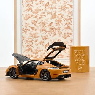 Porsche Cayman GT4 RS w/Weissach 2023 Bahama Yellow Pack  Norev 1:18 Metallmodell 2 Türen, Motorhaube und Kofferraum zu öffnen!