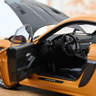 Porsche Cayman GT4 RS w/Weissach 2023 Bahama Yellow Pack  Norev 1:18 Metallmodell 2 Türen, Motorhaube und Kofferraum zu öffnen!