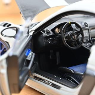 Lieferbar ab 27.01.2026 Porsche Cayman GT4 RS w/Weissach Pack 2023 Chalk  Norev 1:18 Metallmodell 2 Türen, Motorhaube und Kofferraum zu öffnen!