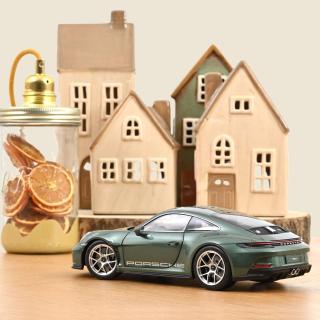 Porsche 911 S/T 2023 Malachite green metallic 1:18 Norev 1:18 Metallmodell 2 Türen und 1 Haube  zu öffnen!