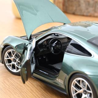 Porsche 911 S/T 2023 Malachite green metallic 1:18 Norev 1:18 Metallmodell 2 Türen und 1 Haube  zu öffnen!