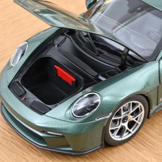 Porsche 911 S/T 2023 Malachite green metallic 1:18 Norev 1:18 Metallmodell 2 Türen und 1 Haube  zu öffnen!
