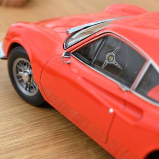 Ferrari Dino 246 GT 1968 Rosso Dino Norev 1:18 Metallmodell (Türen/Hauben nicht zu öffnen!)