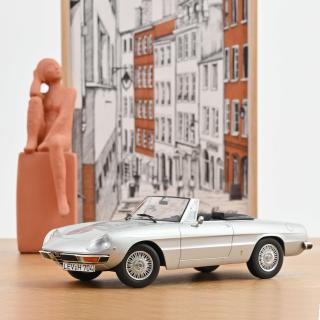 Alfa Romeo 2000 Spider 1973 Silvergrey metallic 1:18 Norev 1:18 Metallmodell (Türen/Hauben nicht zu öffnen!)