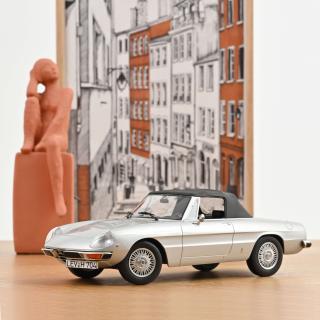 Alfa Romeo 2000 Spider 1973 Silvergrey metallic 1:18 Norev 1:18 Metallmodell (Türen/Hauben nicht zu öffnen!)