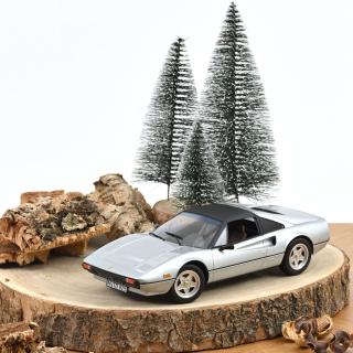 Lieferbar ab 27.01.2026 Ferrari 308 GTS 1982 Silver Norev 1:18 Metallmodell (Türen/Hauben nicht zu öffnen!)
