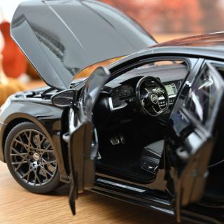 Audi RS 3 2025 Myth Black 1:18 Norev 1:18 Metallmodell 4 Türen, Motorhaube und Kofferraum zu öffnen!