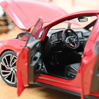 VW Golf GTI 2020 Tornado red 1:18 Norev 1:18 Metallmodell 4 Türen, Motorhaube und Kofferraum zu öffnen!