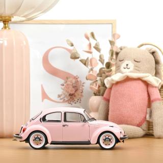 VW 1303 1973 Pastel Pink  Norev 1:18 Metallmodell (Türen/Hauben nicht zu öffnen!)