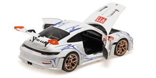 PORSCHE 911 (992) GT3RS - 2023 - WHITE/ORANGE DECOR Minichamps 1:18 Metallmodell mit zu öffnenden Hauben und Türen!