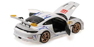 PORSCHE 911 (992) GT3RS - 2023 - WHITE/YELLOW DECOR Minichamps 1:18 Metallmodell mit zu öffnenden Hauben und Türen!