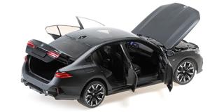 BMW i5 - 2023 - MATT GREY Minichamps 1:18 Metallmodell mit zu öffnenden Türen und Haube(n)