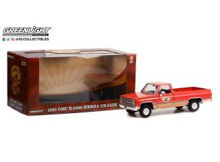 GMC K-2500 Sierra Grande Wideside 1982  with Trailer Hitch *Busted Knuckle Garage*, red Greenlight 1:18