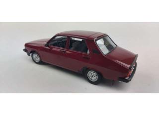 Dacia 1310L, dark wine red 1993  Triple9 1:18 (Türen, Motorhaube... nicht zu öffnen!)