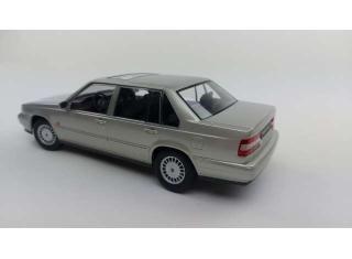 Volvo 960 1996 silver metallic Triple9 1:18 (Türen, Motorhaube... nicht zu öffnen!)