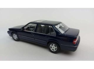 Volvo 960 1996 dark blue metallic Triple9 1:18 (Türen, Motorhaube... nicht zu öffnen!)