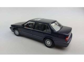 Volvo 960 1996 aubergine metallic Triple9 1:18 (Türen, Motorhaube... nicht zu öffnen!)