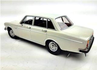 Volvo 164 1970 cascade white with red interior Triple9 1:18 (Türen, Motorhaube... nicht zu öffnen!)