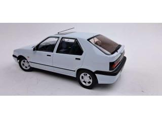Renault 19, 1994  white Triple 9 1:18 (Türen, Motorhaube... nicht zu öffnen!)