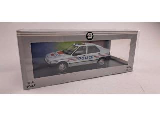 Renault 19 1994 *French Police*, artic white Triple 9 1:18 (Türen, Motorhaube... nicht zu öffnen!)