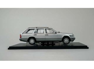 Mercedes E-Class T Model W124 1995 silver Triple 9 1:18 (Türen, Motorhaube... nicht zu öffnen!)