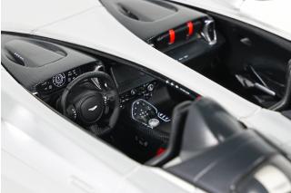 ASTON MARTIN V12 SPEEDSTER 2021 SKYFALL SILVER GT Spirit 1:18 Resinemodell (Türen, Motorhaube... nicht zu öffnen!)