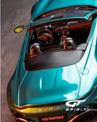 ASTON MARTIN V12 VANTAGE ROADSTER TAYOS TURQUOISE GT Spirit 1:18 Resinemodell (Türen, Motorhaube... nicht zu öffnen!)