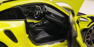 PORSCHE 911 (992) GT3RS - 2023 - ACID GREEN W BLACK WHEELS Minichamps 1:18 Metallmodell mit zu öffnenden Türen und Haube(n)