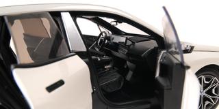 BMW iX - 2022 - WHITE METALLIC Minichamps 1:18 Metallmodell mit zu öffnenden Türen und Haube(n)