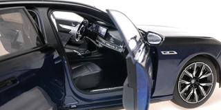 BMW i7 M70 (G70) - 2024 - BLUE METALLIC/BLACK METALLIC Minichamps 1:18 Metallmodell mit zu öffnenden Hauben und Türen!