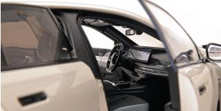 BMW i7 M70 (G70) - 2024 - WHITE METALLIC Minichamps 1:18 Metallmodell mit zu öffnenden Hauben und Türen!