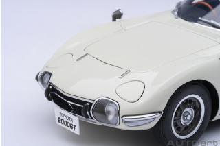 TOYOTA 2000GT 1967 (WHITE)  6 openings (4 standard openings + 2 auf beiden Seiten) AUTOart 1:18