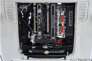 TOYOTA 2000GT 1967 (WHITE)  6 openings (4 standard openings + 2 auf beiden Seiten) AUTOart 1:18
