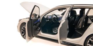 BMW i5 M60 TOURING - 2024 - WHITE METALLIC Minichamps 1:18 Metallmodell mit zu öffnenden Hauben und Türen!