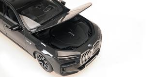 BMW i7 M70 (G70) - 2024 - GREY METALLIC Minichamps 1:18 Metallmodell mit zu öffnenden Hauben und Türen!