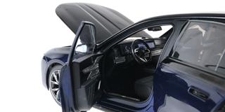 BMW i7 M70 (G70) - 2024 - BLUE METALLIC/BLACK METALLIC Minichamps 1:18 Metallmodell mit zu öffnenden Hauben und Türen!