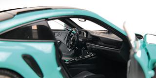 PORSCHE 911 (992) GT3RS - 2024 - GREEN W DARKSILVER WHEELS Minichamps 1:18 Metallmodell mit zu öffnenden Türen und Haube(n)