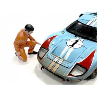 Figur Mechaniker Jerry \"Reifenwechsel\" orange (Auto nicht enthalten) American Diorama 1:18
