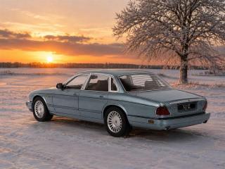 Jaguar XJ12 Sovereign (1994) - ice blue Cult Scale Models 1:18 Resinemodell (Türen, Motorhaube... nicht zu öffnen!)