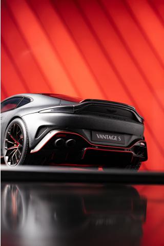 ASTON MARTIN VANTAGE S SATIN XENON GREY 2026 GT Spirit 1:18 Resinemodell (Türen, Motorhaube... nicht zu öffnen!)