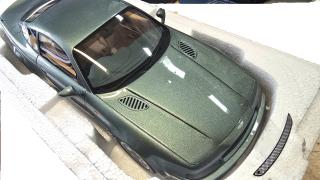 Kühlergrill ab, mehrere Lackfehler! (Blasen im Lack) ASTON MARTIN V8 VANTAGE Aston Martin racing green GT Spirit 1:18 Resinemodell (Türen, Motorhaube... nicht zu öffnen!)