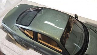 Kühlergrill ab, mehrere Lackfehler! (Blasen im Lack) ASTON MARTIN V8 VANTAGE Aston Martin racing green GT Spirit 1:18 Resinemodell (Türen, Motorhaube... nicht zu öffnen!)