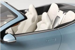 ASTON MARTIN DB12 VOLANTE CARRIBBEAN BLUE PEARL 2 2023 GT Spirit 1:18 Resinemodell (Türen, Motorhaube... nicht zu öffnen!)