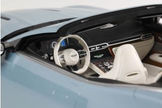 ASTON MARTIN DB12 VOLANTE CARRIBBEAN BLUE PEARL 2 2023 GT Spirit 1:18 Resinemodell (Türen, Motorhaube... nicht zu öffnen!)