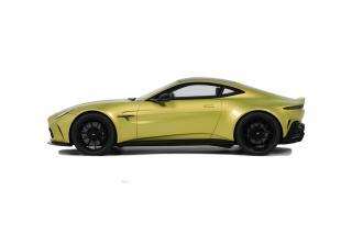 ASTON MARTIN VANTAGE COSMOPOLITAN YELLOW 2024 GT Spirit 1:18 Resinemodell (Türen, Motorhaube... nicht zu öffnen!)