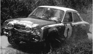 Ford Escort MkI RS 1600, No.2, Safari Rally, 1973 R.Clark/J.Porter IXO 1:18 Metallmodell (Türen/Hauben nicht zu öffnen!)