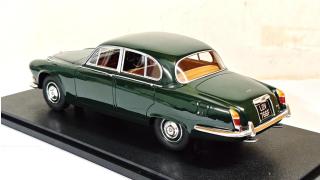 Jaguar 420 British racing green 66 - 69 Cult Scale Models 1:18 Resinemodell (Türen, Motorhaube... nicht zu öffnen!)