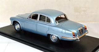 Jaguar 420 Opalescent silver blue metallic 66 - 69 Cult Scale Models 1:18 Resinemodell (Türen, Motorhaube... nicht zu öffnen!)